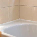 Светлая плитка и эластичное примыкание у борта ванны